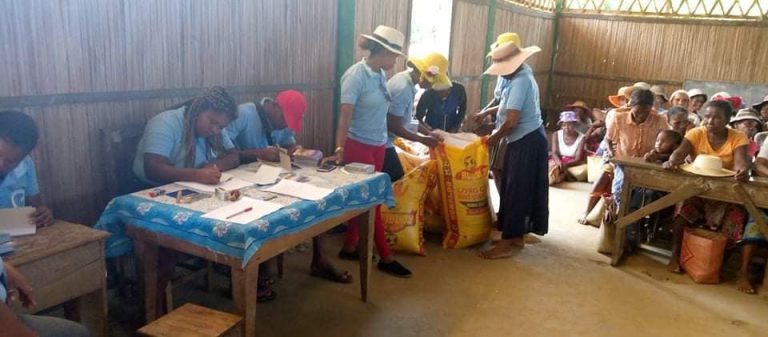 Des sacs alimentaires sont remis à l'école d'Ambodivoarabe