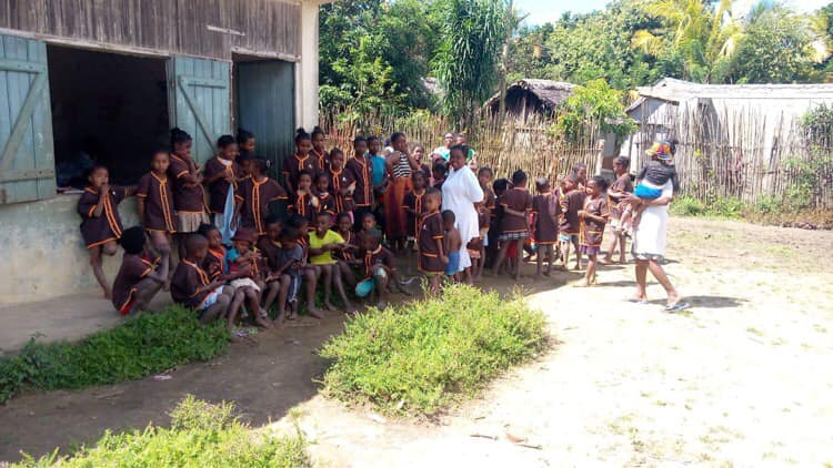 Les élèves de l'école Ambodivoarabe devant leur école